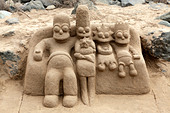 sand-sculpture-of-the-simpsons-family-wa