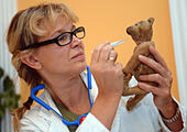 Heike Obermann treats a teddy bear in the teddy bear clinic at the 16th soft toy - D5T89G