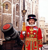 Yeoman Beefeater Guard in Ceremonial Uniform at the Tower of London ...